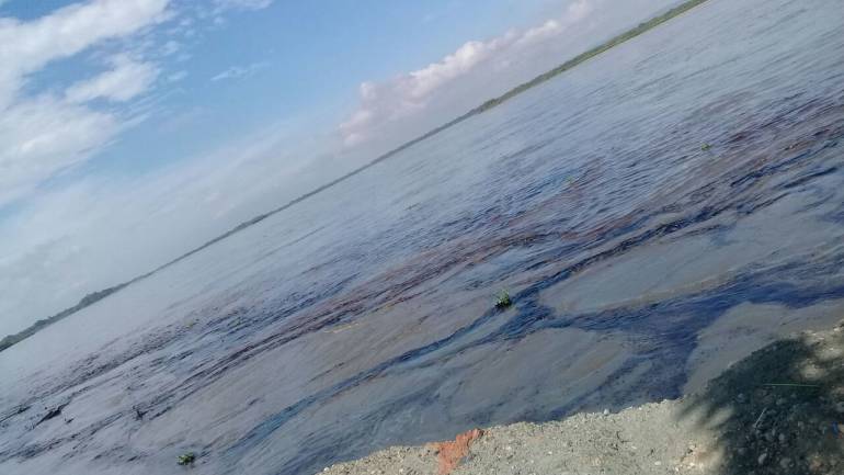 derrame de crudo en puerto wilches santander: En dos días estaría superada la emergencia en el río Magdalena