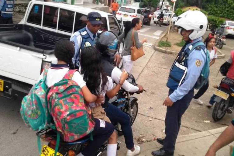 10 motociclistas son sancionados a diario en Cartagena por llevar niños: 10 motociclistas son sancionados a diario en Cartagena por llevar niños