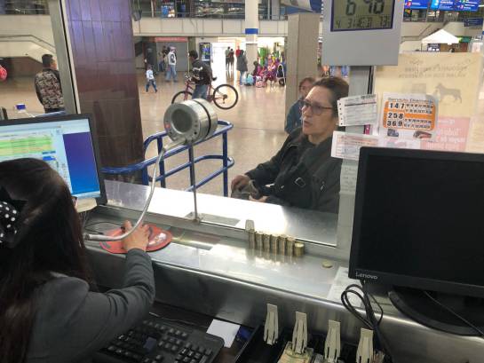 Vendedor de Tiquetes: En los zapatos de una vendedora de tiquetes en la terminal de transportes Vendedor de Tiquetes: En los zapatos de una vendedora de tiquetes en la terminal de transportes