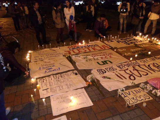 Colados en Transmilenio: Estudiantes de la nacional salieron a rechazar la muerte de Camilo Ortiz Colados en Transmilenio: Estudiantes de la nacional salieron a rechazar la muerte de Camilo Ortiz