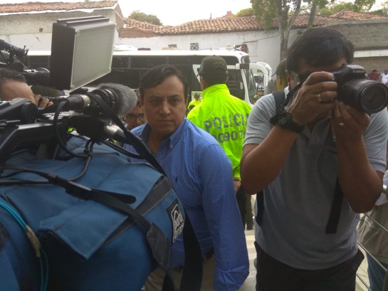 Familiares de los periodistas esperan en Medicina Legal de Cali identificación de los cadáveres Familiares de los periodistas esperan en Medicina Legal de Cali identificación de los cadáveres