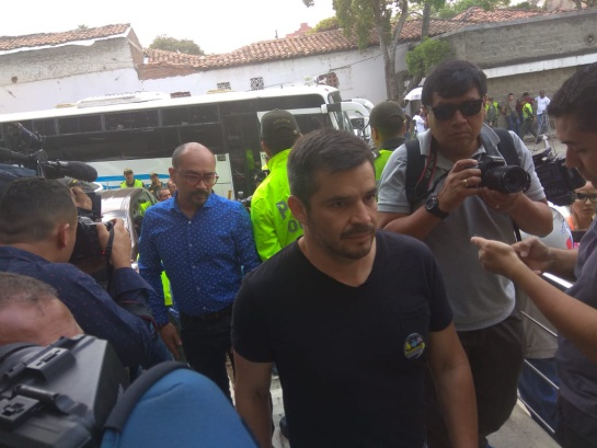 Familiares de los periodistas esperan en Medicina Legal de Cali identificación de los cadáveres Familiares de los periodistas esperan en Medicina Legal de Cali identificación de los cadáveres