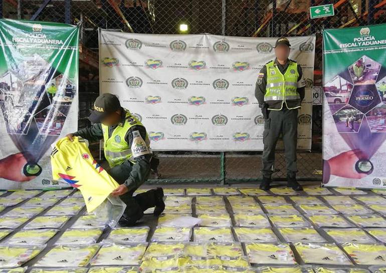 Decomisan 4.000 camisetas de la Selección de contrabando en Cartagena: Decomisan 4.000 camisetas de la Selección de contrabando en Cartagena