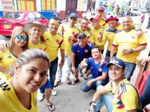 Familias y amigos celebrando el triunfo de Colombia en el Quindío Familias y amigos celebrando el triunfo de Colombia en el Quindío