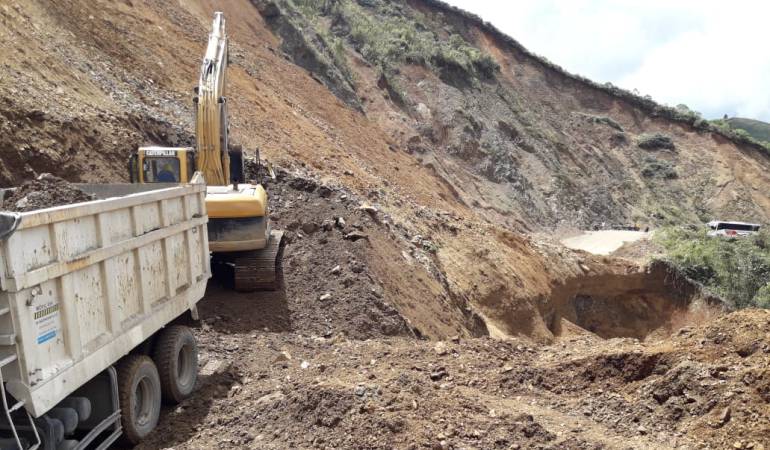 Cerrada la vía Quibdó-Medellín: Imprudentes viajeros arriesgan su vida en la vía Quibdó- Medellín