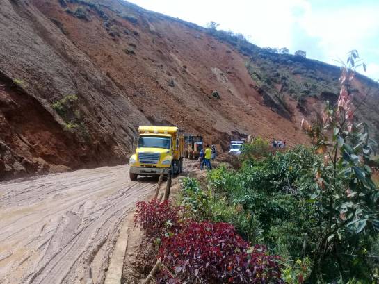 Cerrada la vía Quibdó-Medellín: Imprudentes viajeros arriesgan su vida en la vía Quibdó- Medellín Cerrada la vía Quibdó-Medellín: Imprudentes viajeros arriesgan su vida en la vía Quibdó- Medellín