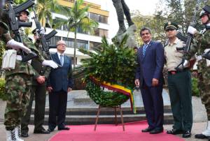 Ofrenda floral en el monumento al Esfuerzo por 52 años de vida administrativa del #Quindío Ofrenda floral en el monumento al Esfuerzo por 52 años de vida administrativa del #Quindío