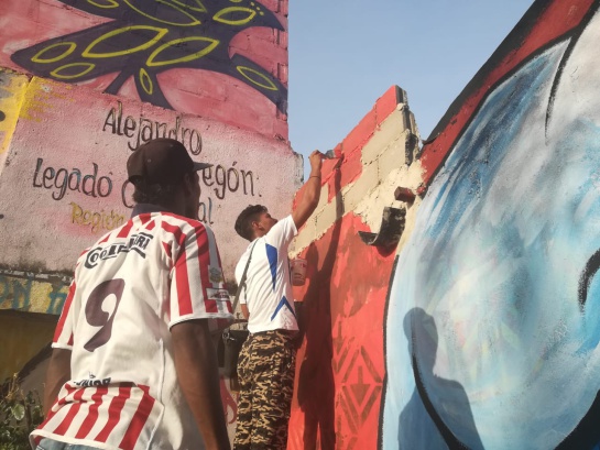 Jóvenes pintan en el sector escogido. Jóvenes pintan en el sector escogido.