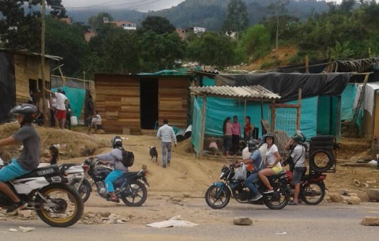 INVASORES,DESALOJO,DESTECHADOS: Policía desalojó invasores en el barrio los Colorados de Bucaramanga