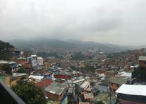 146 niños se cambiaron de colegio por fronteras invisibles en la comuna 13