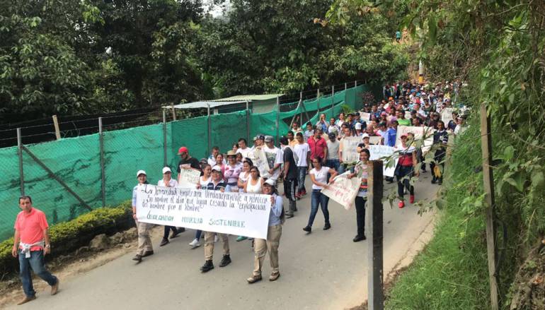 Mineros protestan por cancelación de subcontratos de la empresa Continental
