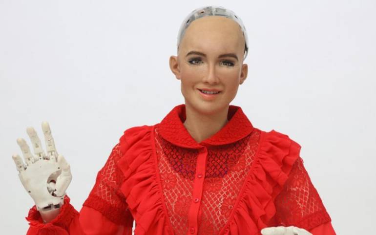 Estudiantes UPB exhiben en Colombiamoda vestidos creados para robot Sophia
