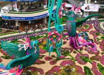 Dos colibríes de flores adornan el tradicional tapete del CC Santafé