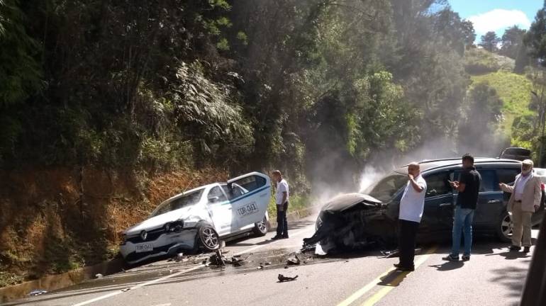 accidente, palmas, heridos, tránsito, Medellín, vía: Choque múltiple en la vía las palmas dejó una persona lesionada.