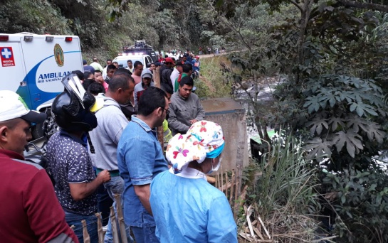 Accidente de transito en Huila: Un muerto y 12 heridos al caer bus a un precipicio en vías de Huila Accidente de transito en Huila: Un muerto y 12 heridos al caer bus a un precipicio en vías de Huila
