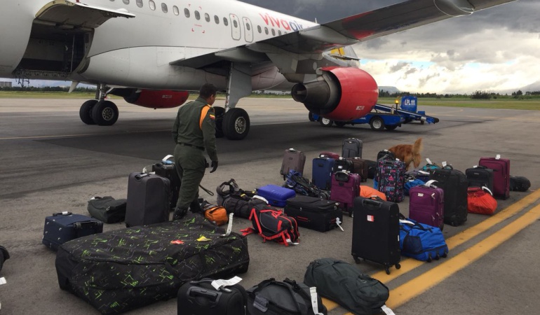Amenaza bomba en avión: Detenido pasajero de aerolínea por falsa amenaza de bomba en un avión