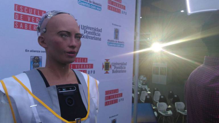 La agradable conversación de un robot con el alcalde de Medellín