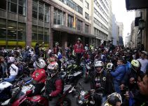 Alcaldía de Bogotá levanta restricción de parrillero en moto