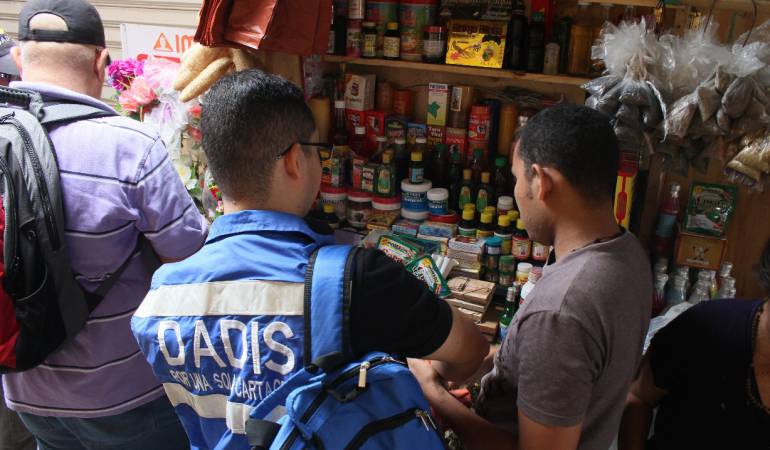 Decomisan productos naturales fraudulentos en mercado de Cartagena