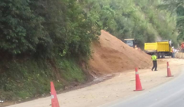 Derrumbe vuelve a cerrar la vía hacia el Alto de la Línea