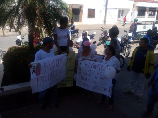 Hombre asesinado por policía: Con plantón exigen justicia familiares de hombre asesinado por un policía Hombre asesinado por policía: Con plantón exigen justicia familiares de hombre asesinado por un policía