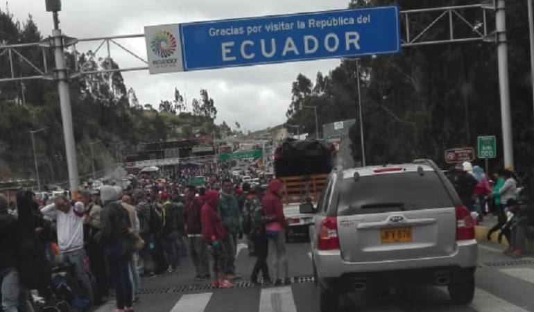 Caos en Rumichaca por masiva llegada de venezolanos