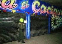 En Arjona cierran dos establecimientos por invasión de espacio público