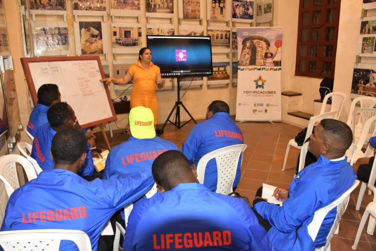 Salvavidas de Cartagena reciben clases de inglés: Salvavidas de Cartagena reciben clases de inglés