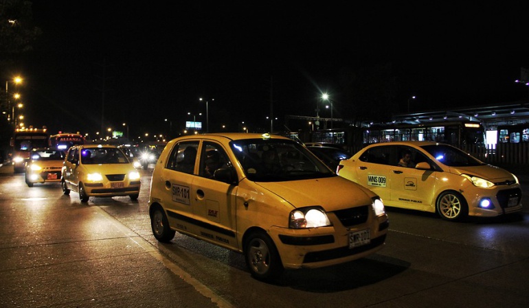Tabletas para taxis en Bogotá: Nuevos plazos son insuficientes: empresas sobre eliminación de taxímetros