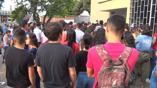 BUCARAMANGA PRUEBAS SABER 11 BACHILLERATO: Con la foto de una gallina pasó las pruebas Saber 11 BUCARAMANGA PRUEBAS SABER 11 BACHILLERATO: Con la foto de una gallina pasó las pruebas Saber 11