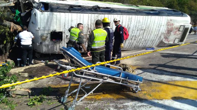 ACCIDENTE, BUS, PEAJE.: Un bus con hinchas del Nacional se accidentó en el peaje de Lebrija