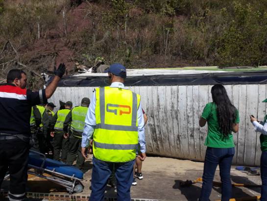 ACCIDENTE, BUS, PEAJE.: Un bus con hinchas del Nacional se accidentó en el peaje de Lebrija ACCIDENTE, BUS, PEAJE.: Un bus con hinchas del Nacional se accidentó en el peaje de Lebrija