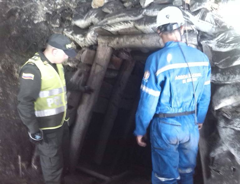 mineros, atrapados, San Roque, accidente, rescate, alcalde: Cuatro mineros permanecen atrapados en una mina de San Roque, Antioquia
