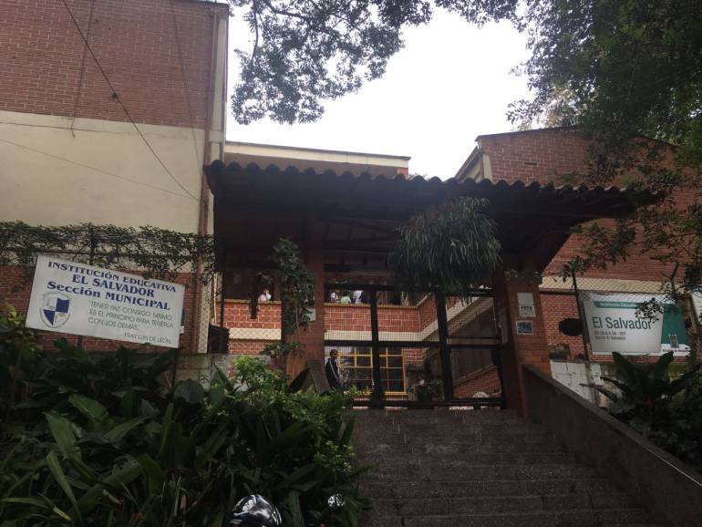 Estudiantes de la I.E. El Salvador se declararon en paro