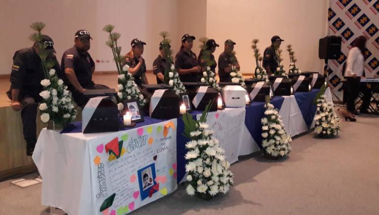 fiscalía, restos, victimas, conflicto: Fiscalía entrega restos óseos de 8 víctimas del conflicto en Antioquia