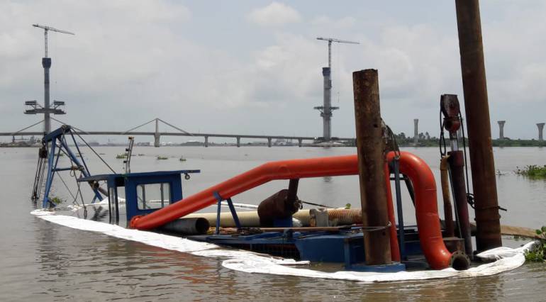 Contaminación en río Magdalena: Fortalecen barreras en la draga hundida para evitar nueva contaminación