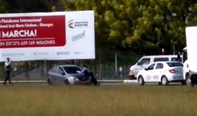 guarda, tránsito, atropellado, Rionegro, condcutor, multa: Conductor atropella a guarda de tránsito que le iba aplicar una multa