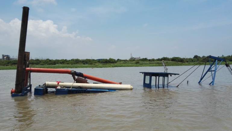 Suspenden retiro de la draga hundida en el río Magdalena