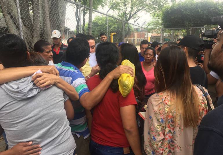 Accidente de bus Ecuador: En Cali familias siguen a la espera de las víctimas del bus accidentado