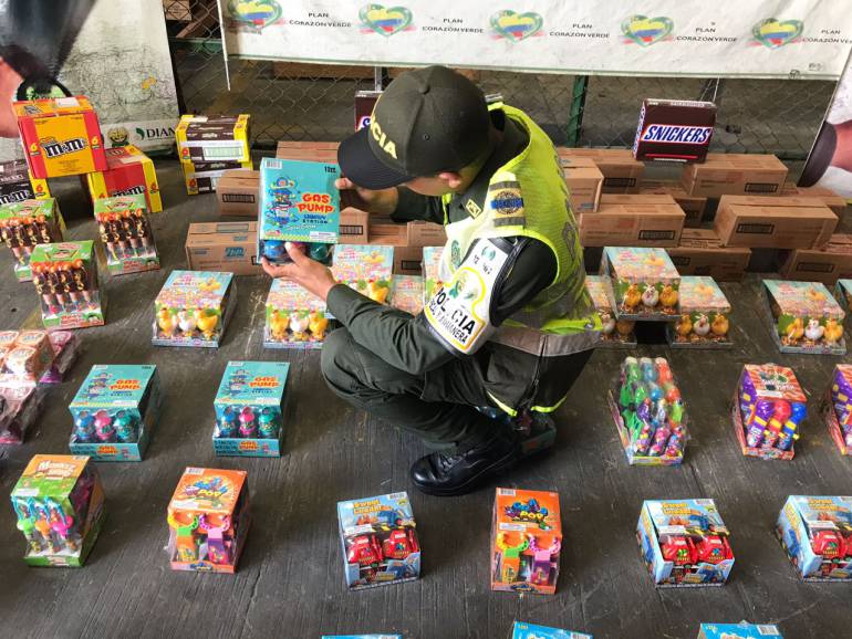 En Cartagena aprehenden millonario cargamento de dulces de contrabando: En Cartagena aprehenden millonario cargamento de dulces de contrabando