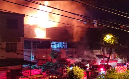 UN INCENDIO OCURRE EN LA PLAZA DE MERCADO SATÉLITE DEL SUR: Bomberos intentan contener incendio en la la plaza satélite del sur UN INCENDIO OCURRE EN LA PLAZA DE MERCADO SATÉLITE DEL SUR: Bomberos intentan contener incendio en la la plaza satélite del sur