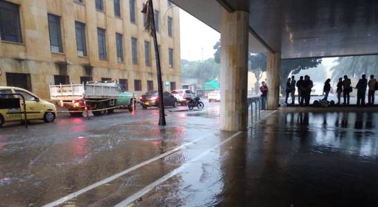 VOLVIÓ A LLOVER FUERTE EN EL ÁREA METROPOLITANA DE BUCARAMANGA: Video: Lluvias causan problemas en Santander VOLVIÓ A LLOVER FUERTE EN EL ÁREA METROPOLITANA DE BUCARAMANGA: Video: Lluvias causan problemas en Santander