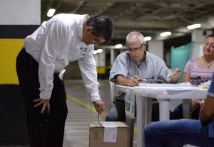 Gobernador Quindío Carlos Eduardo Osorio fue de los primeros en votar Gobernador Quindío Carlos Eduardo Osorio fue de los primeros en votar