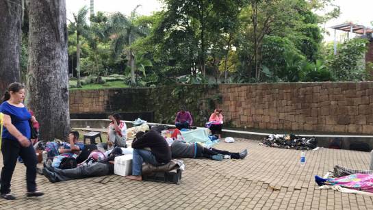 Crisis Venezuela Migración Colombia: Una pareja de mujeres son los 'ángeles' de caminantes venezolanos Crisis Venezuela Migración Colombia: Una pareja de mujeres son los 'ángeles' de caminantes venezolanos