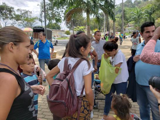 Crisis Venezuela Migración Colombia: Una pareja de mujeres son los 'ángeles' de caminantes venezolanos Crisis Venezuela Migración Colombia: Una pareja de mujeres son los 'ángeles' de caminantes venezolanos