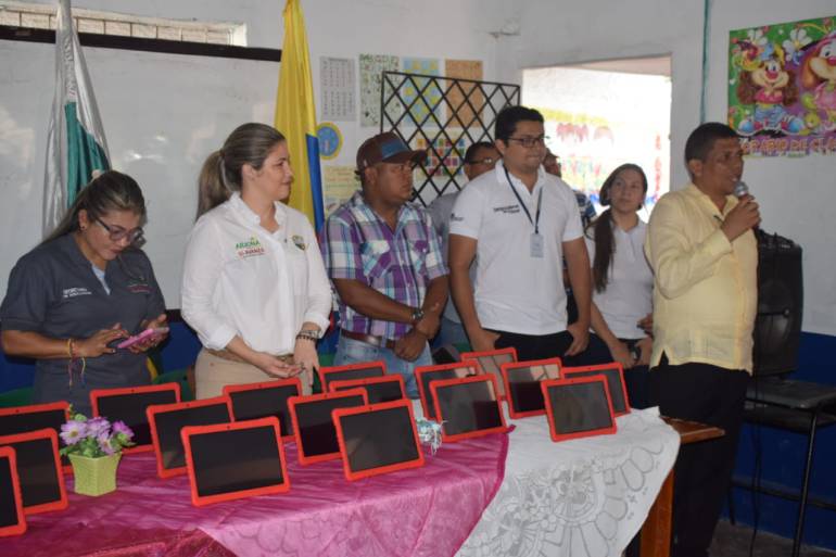 Alcaldía de Arjona entregó 371 tablets a colegios oficiales del municipio: Alcaldía de Arjona entregó 371 tablets a colegios oficiales del municipio