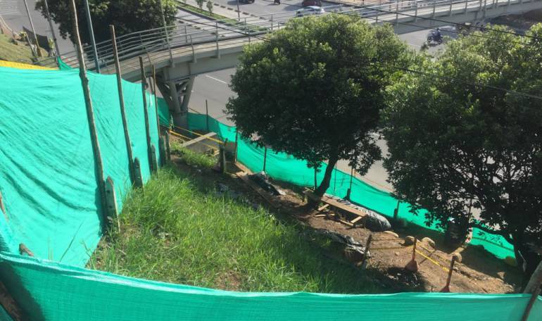 QUEDARON SUSPENDIDAS LAS OBRAS DEL PUENTE PEATONAL DE ANTONIA SANTOS: Están suspendidas las obras del puente peatonal de Antonia Santos