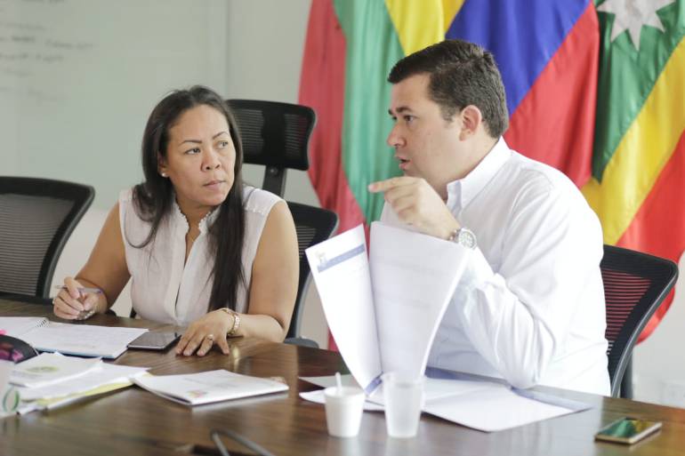 Capacitan usuarios para frenar abusos de empresas de servicios en Cartagena