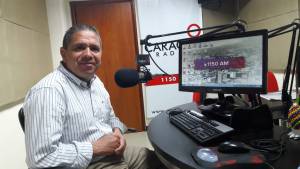 Caracol Becerra periodista de Caracol Radio durante el terremoto de 1999 Caracol Becerra periodista de Caracol Radio durante el terremoto de 1999