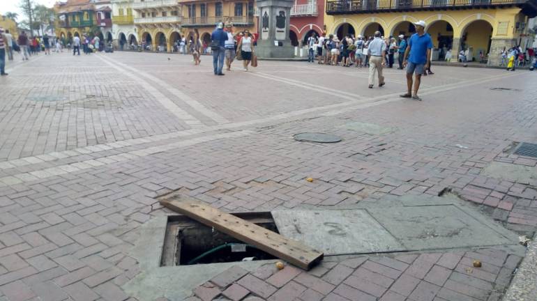 Alcantarillas en el Centro Histórico se han conervtido en trampas: Alcantarillas en el Centro Histórico se han convertido en trampas
